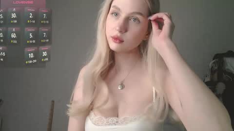 Snapshot of heavenlysky_ chatting on 14, 4, 2026 Akemi instinthemoodforlooove online show from 14, 4, 2026