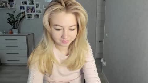 Snapshot of helen_angel_girl chatting on 8, 10, 2025 Helen sven online show from 8, 10, 2025