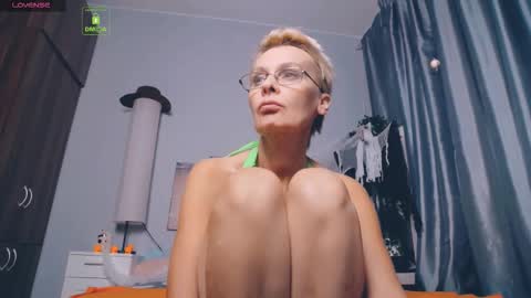Snapshot of helgahimmele chatting on 7, 10, 2025 Helga online show from 7, 10, 2025