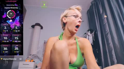 Snapshot of helgahimmele chatting on 9, 10, 2025 Helga online show from 9, 10, 2025