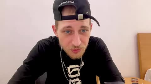 Snapshot of hellacozy chatting on 11, 4, 2026 hellacozy online show from 11, 4, 2026