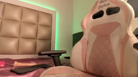 hellen__smith_ online show from 10, 9, 2025