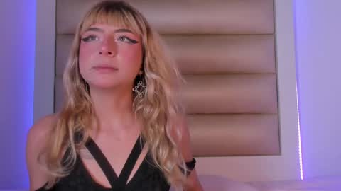 hellen__smith_ online show from 22, 4, 2026