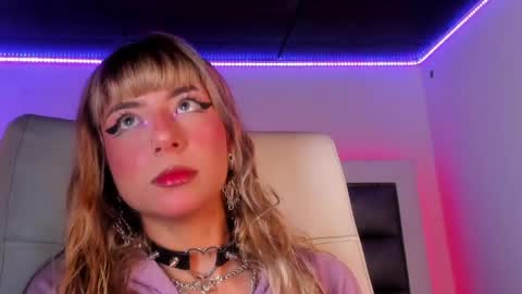 hellen__smith_ online show from 10, 5, 2026