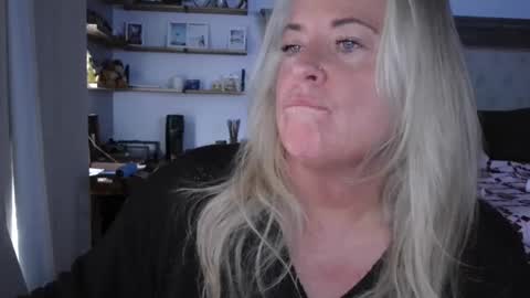 Snapshot of helloimhunny chatting on 27, 2, 2025 Hunnys Hive online show from 27, 2, 2025