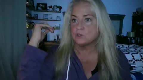 Snapshot of helloimhunny chatting on 11, 3, 2025 Hunnys Hive online show from 11, 3, 2025