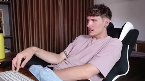 Snapshot of hercules__ chatting on 27, 9, 2025 Gregblonde  Alextattoo online show from 27, 9, 2025
