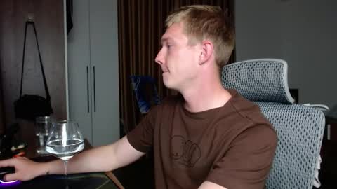 Snapshot of hercules__ chatting on 27, 9, 2025 Gregblonde  Alextattoo online show from 27, 9, 2025