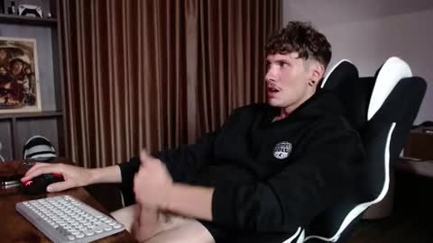 Snapshot of hercules__ chatting on 28, 9, 2025 Gregblonde  Alextattoo online show from 28, 9, 2025