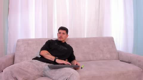 heteros men online show from 19, 5, 2026