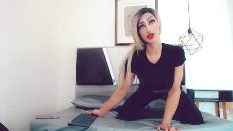 Snapshot of hilary_avilan chatting on 3, 1, 2025 Hilary Avilan online show from 3, 1, 2025