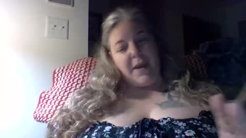 Snapshot of hippysnewhere chatting on 28, 4, 2026 hippysnewhere online show from 28, 4, 2026