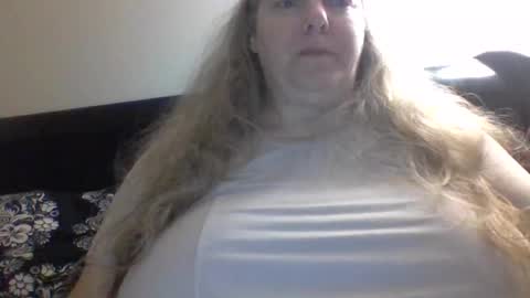 Snapshot of hippysnewhere chatting on 10, 7, 2026 hippysnewhere online show from 10, 7, 2026