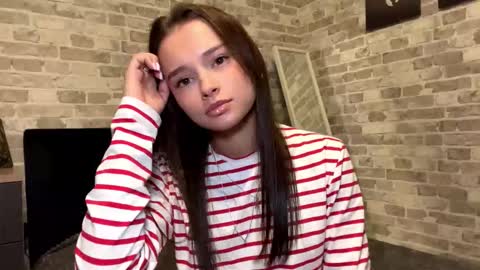 Snapshot of hoaarisa chatting on 17, 11, 2025 Sofia online show from 17, 11, 2025
