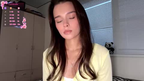 Snapshot of hoaarisa chatting on 24, 11, 2025 Sofia online show from 24, 11, 2025