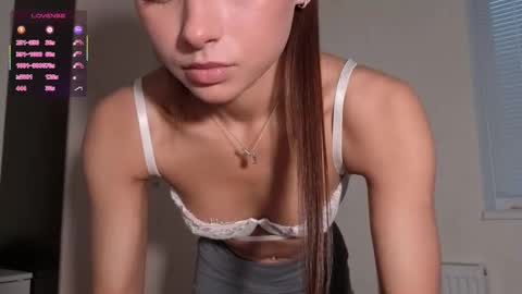 Snapshot of hoaarisa chatting on 16, 12, 2025 Sofia online show from 16, 12, 2025