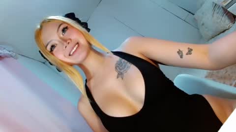 Snapshot of hoelychess chatting on 19, 4, 2026 welcome here guys online show from 19, 4, 2026