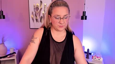 Hollie online show from 7, 10, 2025