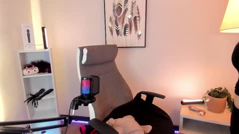 Hollie online show from 2, 3, 2026