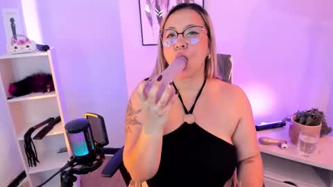 Hollie online show from 10, 3, 2026