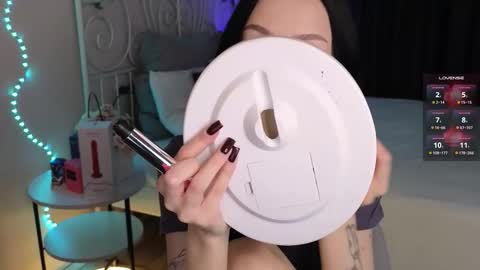 holly_berryy_ online show from 4, 10, 2025