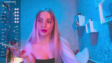holly_molly8 online show from 3, 1, 2025