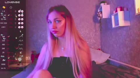 holly_molly8 online show from 12, 1, 2025