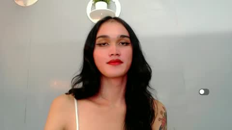 Snapshot of holly_sunshine69 chatting on 5, 1, 2025 Apple online show from 5, 1, 2025