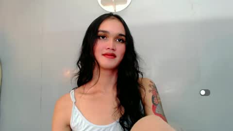 Snapshot of holly_sunshine69 chatting on 6, 1, 2025 Apple online show from 6, 1, 2025