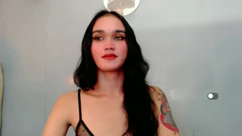 Snapshot of holly_sunshine69 chatting on 12, 1, 2025 Apple online show from 12, 1, 2025