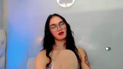 Snapshot of holly_sunshine69 chatting on 21, 1, 2025 Apple online show from 21, 1, 2025