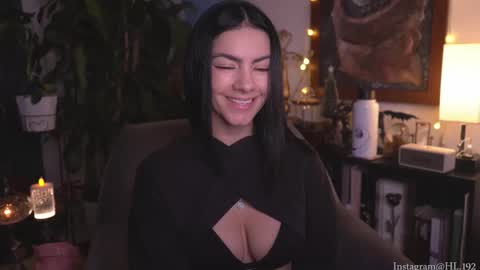 Snapshot of hollylinder_ chatting on 17, 12, 2025 Holly Linder online show from 17, 12, 2025