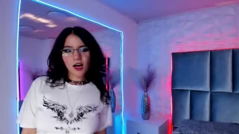 Snapshot of hollypeach_ chatting on 12, 1, 2026 hollypeach_ online show from 12, 1, 2026