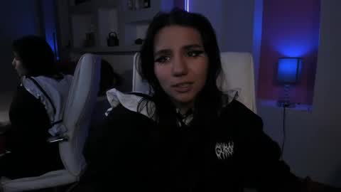 hollypeach_ online show from 2, 4, 2026