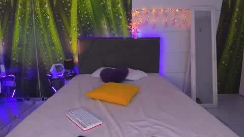 HollyTaillor online show from 16, 10, 2025