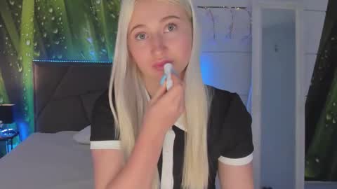 Snapshot of hollytaillor chatting on 6, 3, 2026 HollyTaillor online show from 6, 3, 2026