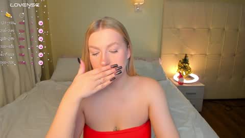 Snapshot of hollyylee chatting on 21, 12, 2024 Emma online show from 21, 12, 2024