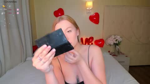 Snapshot of hollyylee chatting on 16, 2, 2025 Emma online show from 16, 2, 2025