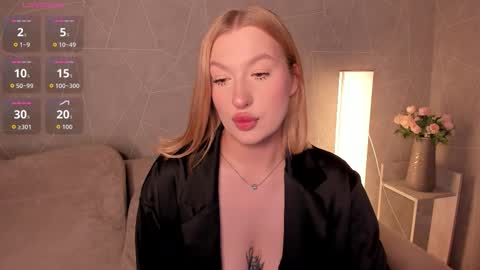 Snapshot of hollyylee chatting on 9, 9, 2025 Emma online show from 9, 9, 2025