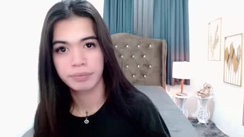 Snapshot of hollyyumiloove chatting on 18, 12, 2025 yumi online show from 18, 12, 2025