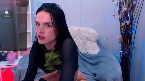 Snapshot of holy_girl_x chatting on 13, 10, 2025 Holy girl online show from 13, 10, 2025