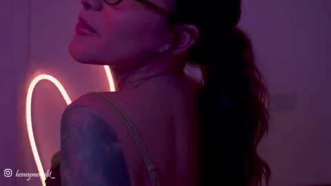 Snapshot of honeeeey_ chatting on 25, 9, 2025 honeeeey_ online show from 25, 9, 2025