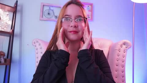 Snapshot of honey_fox01 chatting on 7, 4, 2026 HONEY online show from 7, 4, 2026