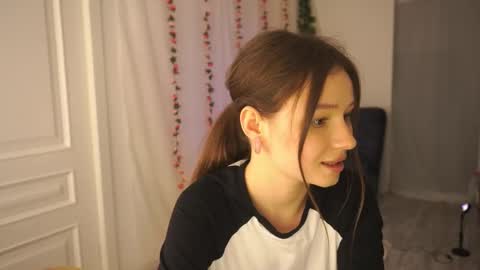 honey_pixie online show from 5, 3, 2025