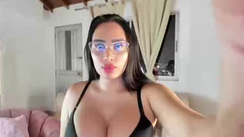 Snapshot of honey_sunshine7 chatting on 19, 9, 2025 Isabella online show from 19, 9, 2025