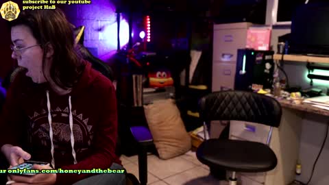 Honey and Bear online show from 30, 12, 2024