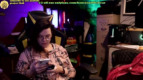 Honey and Bear online show from 4, 2, 2025