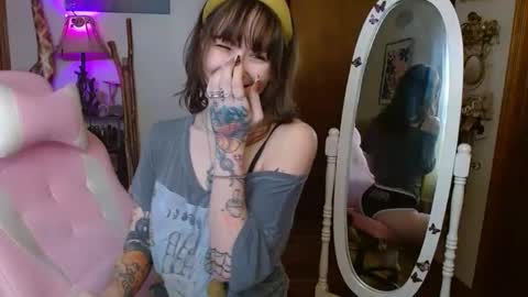 Honey Bee online show from 28, 1, 2025