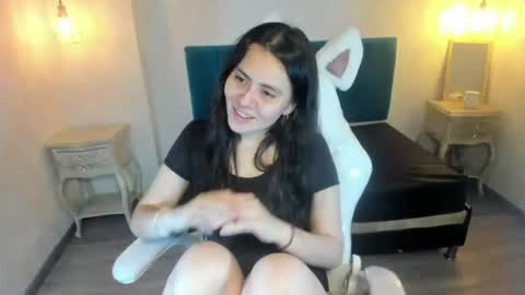 Snapshot of honeybuu_ chatting on 2, 7, 2026 Emily online show from 2, 7, 2026
