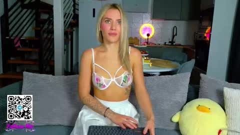 Snapshot of honeyjohansson_ chatting on 14, 9, 2025 Alina online show from 14, 9, 2025